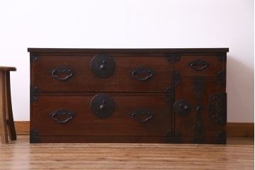 アンティーク家具　和製アンティーク　リメイク　桜丸金具　栗材の深い色合いが魅力的な米沢箪笥ローボード(ローチェスト、引き出し)(R-030331)