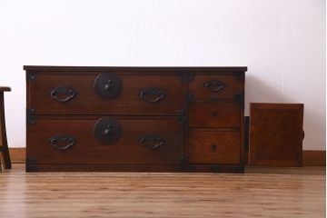 アンティーク家具　和製アンティーク　リメイク　桜丸金具　栗材の深い色合いが魅力的な米沢箪笥ローボード(ローチェスト、引き出し)(R-030331)