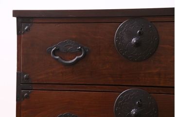 アンティーク家具　和製アンティーク　リメイク　桜丸金具　栗材の深い色合いが魅力的な米沢箪笥ローボード(ローチェスト、引き出し)(R-030331)