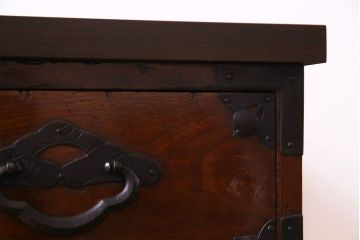 アンティーク家具　和製アンティーク　リメイク　桜丸金具　栗材の深い色合いが魅力的な米沢箪笥ローボード(ローチェスト、引き出し)(R-030331)