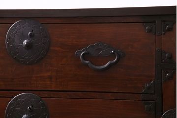 アンティーク家具　和製アンティーク　リメイク　桜丸金具　栗材の深い色合いが魅力的な米沢箪笥ローボード(ローチェスト、引き出し)(R-030331)