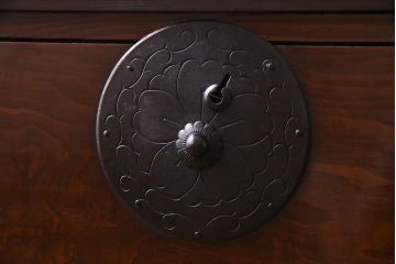 アンティーク家具　和製アンティーク　リメイク　桜丸金具　栗材の深い色合いが魅力的な米沢箪笥ローボード(ローチェスト、引き出し)(R-030331)