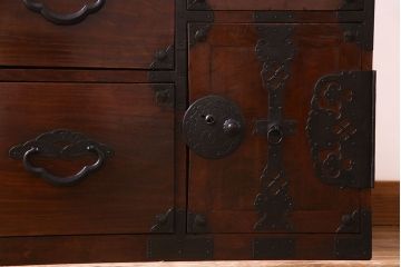 アンティーク家具　和製アンティーク　リメイク　桜丸金具　栗材の深い色合いが魅力的な米沢箪笥ローボード(ローチェスト、引き出し)(R-030331)