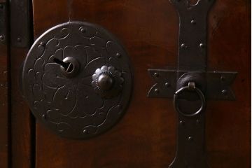 アンティーク家具　和製アンティーク　リメイク　桜丸金具　栗材の深い色合いが魅力的な米沢箪笥ローボード(ローチェスト、引き出し)(R-030331)