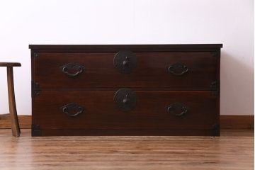 アンティーク家具　和製アンティーク　リメイク　前面栗材　桜丸金具　渋い色合いの米沢箪笥ローチェスト(ローボード、引き出し)(R-030332)