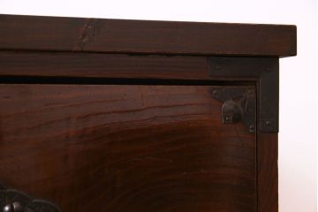 アンティーク家具　和製アンティーク　リメイク　前面栗材　桜丸金具　渋い色合いの米沢箪笥ローチェスト(ローボード、引き出し)(R-030332)