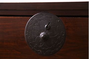 アンティーク家具　和製アンティーク　リメイク　前面栗材　桜丸金具　渋い色合いの米沢箪笥ローチェスト(ローボード、引き出し)(R-030332)