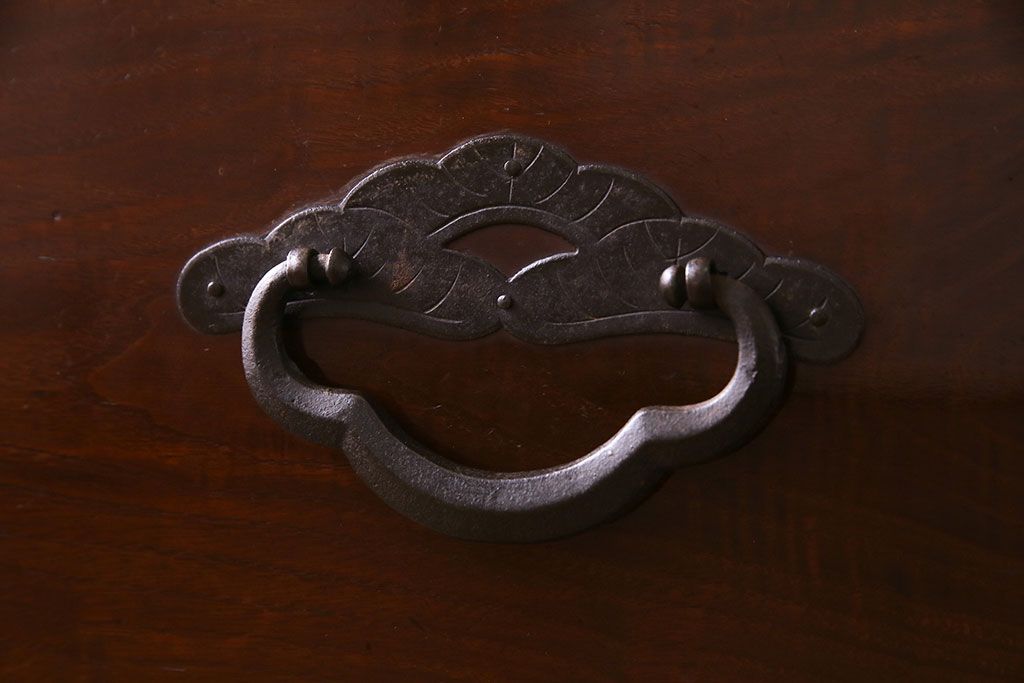 アンティーク家具　和製アンティーク　リメイク　前面栗材　桜丸金具　渋い色合いの米沢箪笥ローチェスト(ローボード、引き出し)(R-030332)