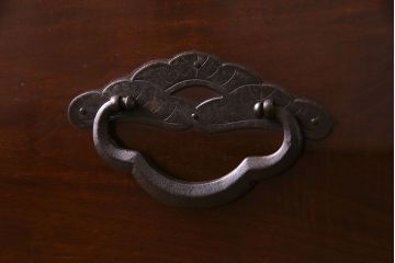 アンティーク家具　和製アンティーク　リメイク　前面栗材　桜丸金具　渋い色合いの米沢箪笥ローチェスト(ローボード、引き出し)(R-030332)