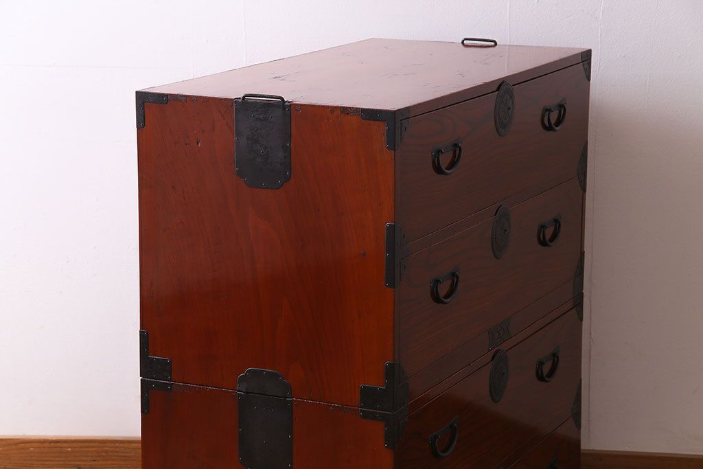 美品　前面ケヤキ共縁仕上げ　漆塗りが美しい重ね箪笥(衣装箪笥、衣裳箪笥)(R-030339)