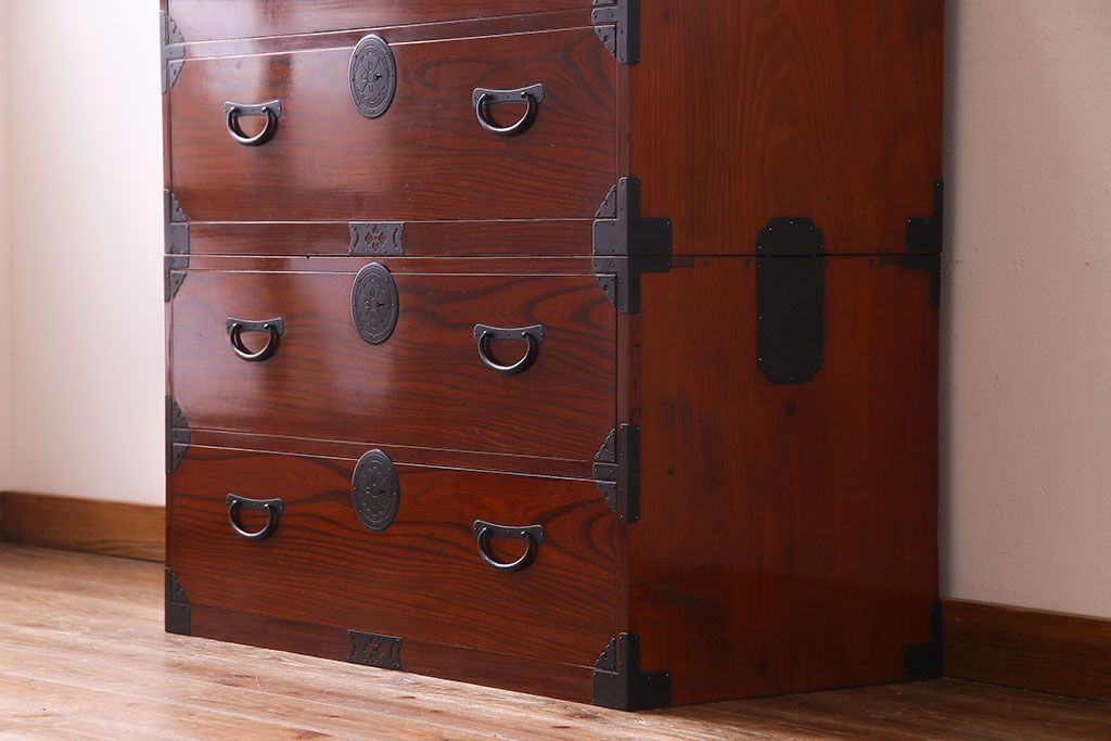 美品　前面ケヤキ共縁仕上げ　漆塗りが美しい重ね箪笥(衣装箪笥、衣裳箪笥)(R-030339)