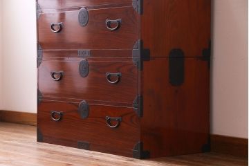 美品　前面ケヤキ共縁仕上げ　漆塗りが美しい重ね箪笥(衣装箪笥、衣裳箪笥)(R-030339)