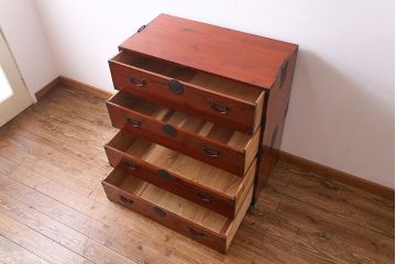 美品　前面ケヤキ共縁仕上げ　漆塗りが美しい重ね箪笥(衣装箪笥、衣裳箪笥)(R-030339)