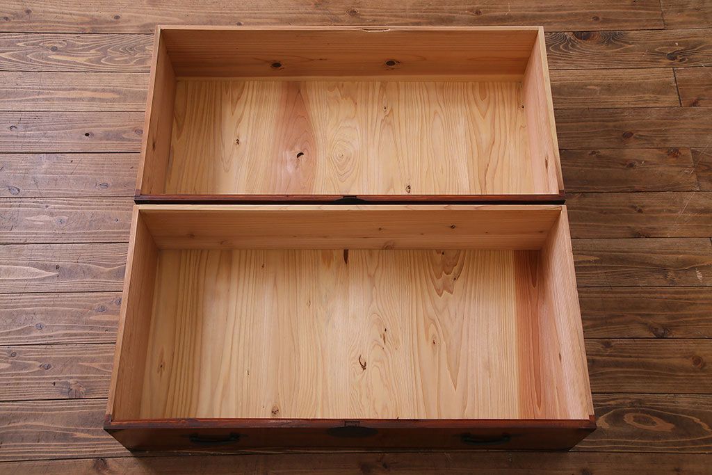 美品　前面ケヤキ共縁仕上げ　漆塗りが美しい重ね箪笥(衣装箪笥、衣裳箪笥)(R-030339)