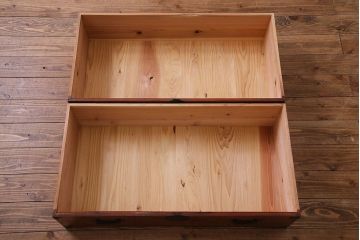 美品　前面ケヤキ共縁仕上げ　漆塗りが美しい重ね箪笥(衣装箪笥、衣裳箪笥)(R-030339)