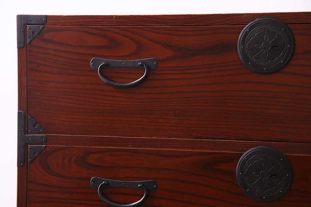 美品　前面ケヤキ共縁仕上げ　漆塗りが美しい重ね箪笥(衣装箪笥、衣裳箪笥)(R-030339)