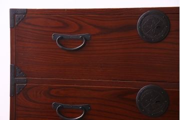 美品　前面ケヤキ共縁仕上げ　漆塗りが美しい重ね箪笥(衣装箪笥、衣裳箪笥)(R-030339)