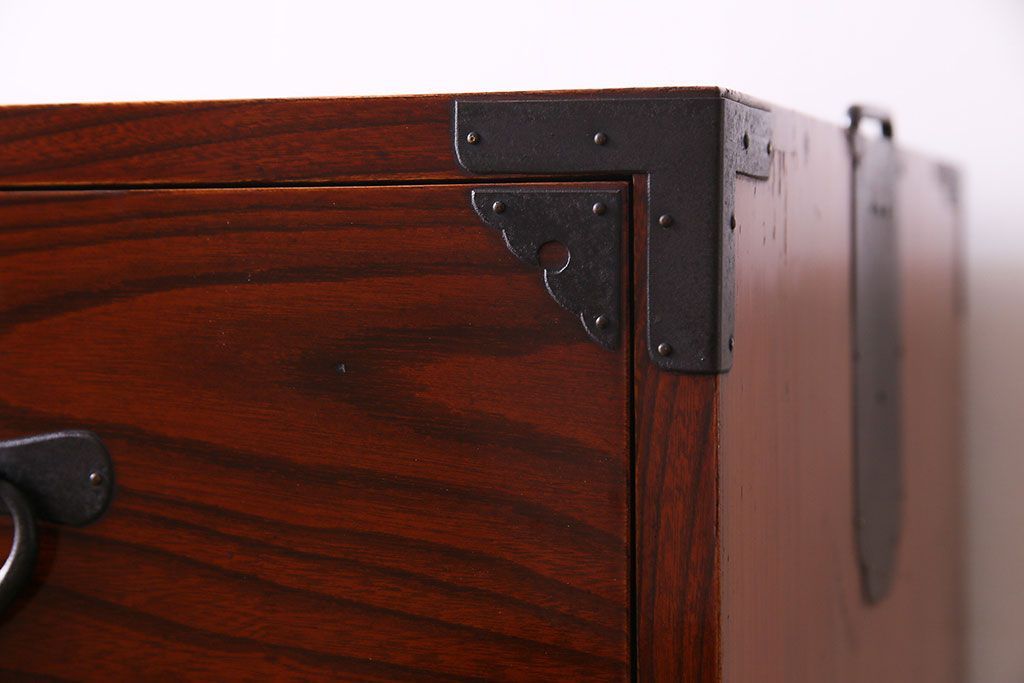 美品　前面ケヤキ共縁仕上げ　漆塗りが美しい重ね箪笥(衣装箪笥、衣裳箪笥)(R-030339)