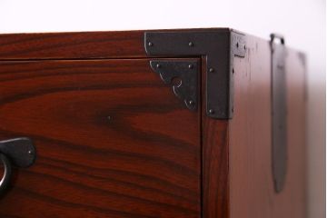 美品　前面ケヤキ共縁仕上げ　漆塗りが美しい重ね箪笥(衣装箪笥、衣裳箪笥)(R-030339)