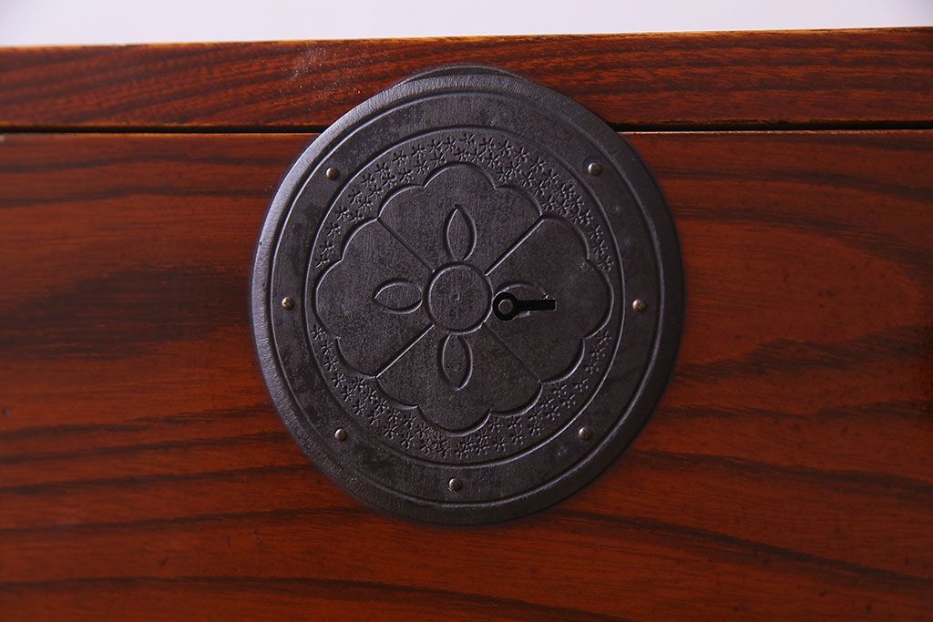 美品　前面ケヤキ共縁仕上げ　漆塗りが美しい重ね箪笥(衣装箪笥、衣裳箪笥)(R-030339)