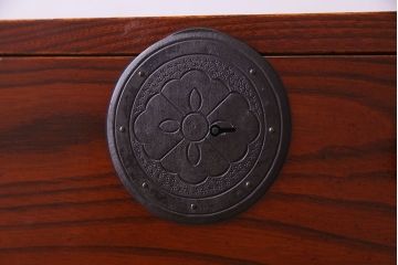 美品　前面ケヤキ共縁仕上げ　漆塗りが美しい重ね箪笥(衣装箪笥、衣裳箪笥)(R-030339)