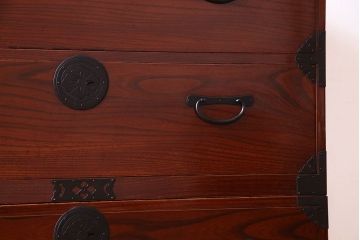 美品　前面ケヤキ共縁仕上げ　漆塗りが美しい重ね箪笥(衣装箪笥、衣裳箪笥)(R-030339)