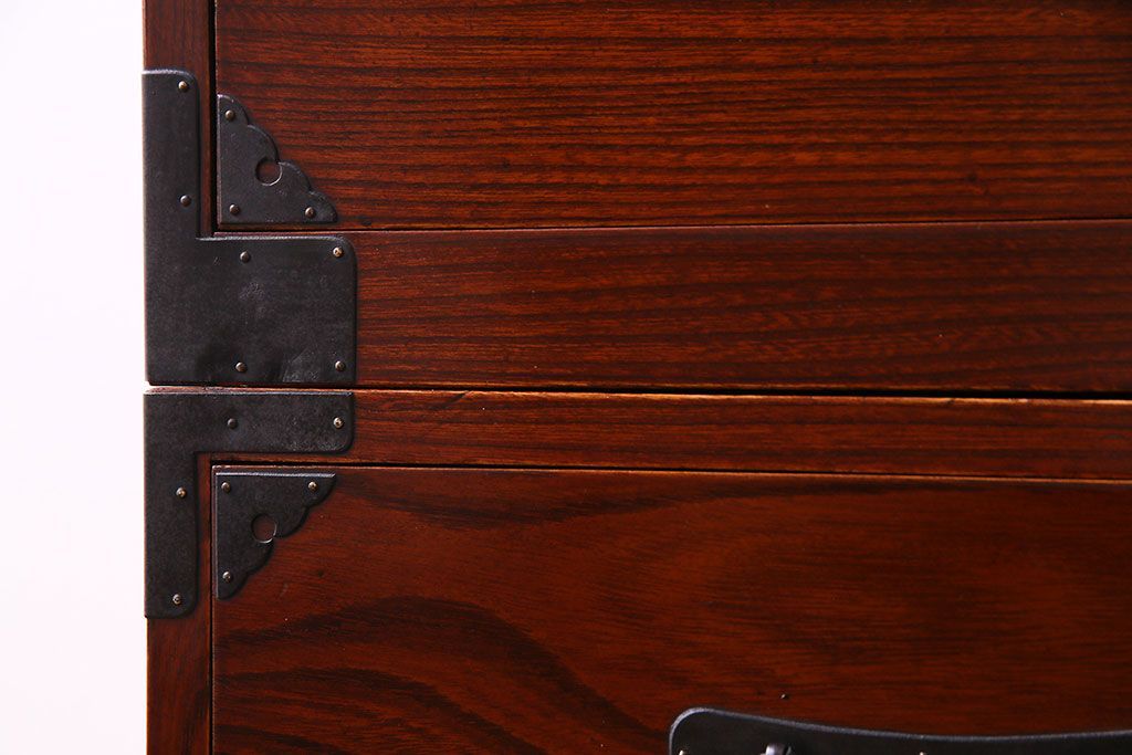 美品　前面ケヤキ共縁仕上げ　漆塗りが美しい重ね箪笥(衣装箪笥、衣裳箪笥)(R-030339)