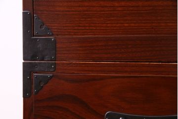 美品　前面ケヤキ共縁仕上げ　漆塗りが美しい重ね箪笥(衣装箪笥、衣裳箪笥)(R-030339)