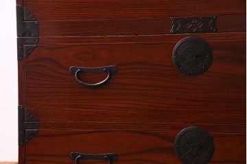 美品　前面ケヤキ共縁仕上げ　漆塗りが美しい重ね箪笥(衣装箪笥、衣裳箪笥)(R-030339)