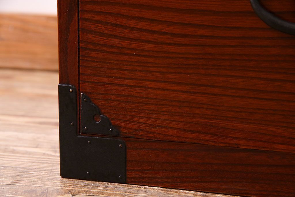 美品　前面ケヤキ共縁仕上げ　漆塗りが美しい重ね箪笥(衣装箪笥、衣裳箪笥)(R-030339)