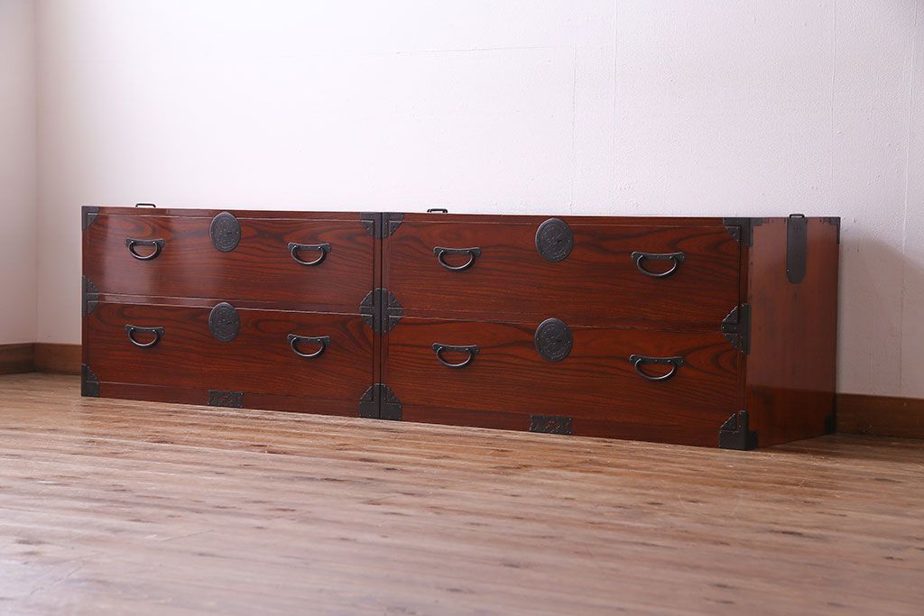 美品　前面ケヤキ共縁仕上げ　漆塗りが美しい重ね箪笥(衣装箪笥、衣裳箪笥)(R-030339)