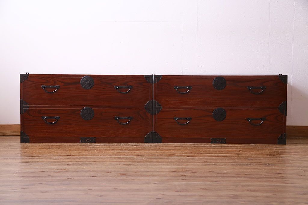 美品　前面ケヤキ共縁仕上げ　漆塗りが美しい重ね箪笥(衣装箪笥、衣裳箪笥)(R-030339)