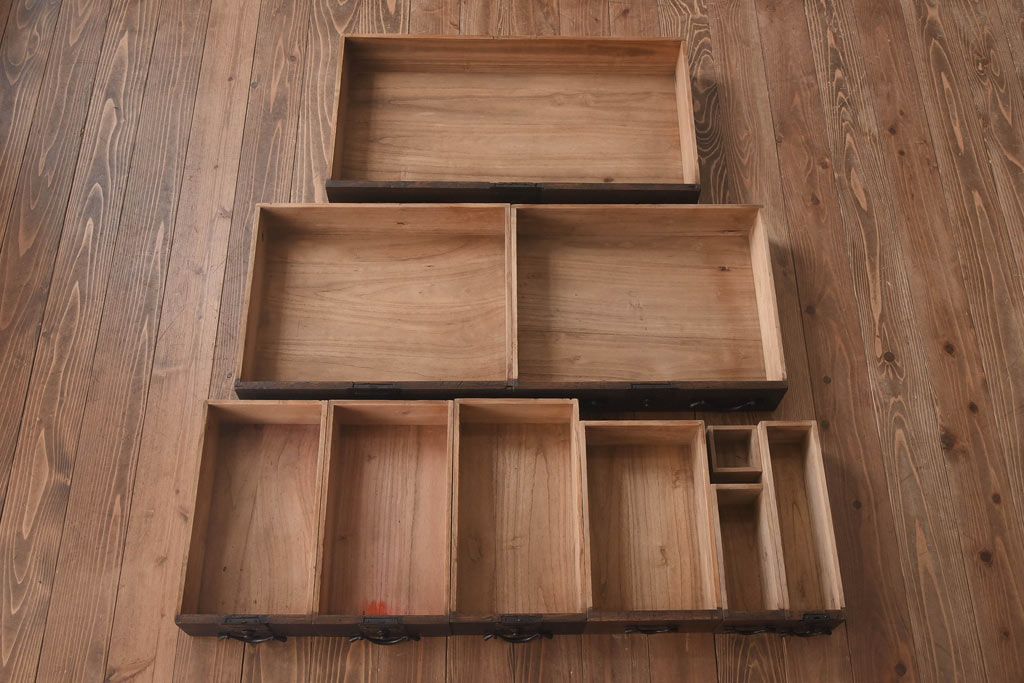 アンティーク家具　和製アンティーク　隠し付き　古い桐材の質感が魅力的な関東帳場箪笥(時代箪笥、和タンス、桐箪笥、桐たんす)(R-030344)