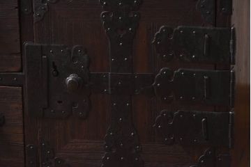 アンティーク家具　和製アンティーク　隠し付き　古い桐材の質感が魅力的な関東帳場箪笥(時代箪笥、和タンス、桐箪笥、桐たんす)(R-030344)