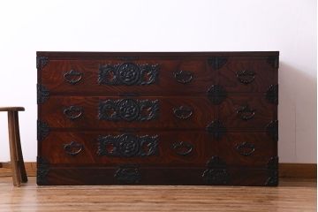 中古　伝統民芸家具　岩谷堂　181　牡丹紋様の南部鉄器金具が存在感を放つチェスト(ローボード、衣装箪笥)(定価48万円)(R-030346)