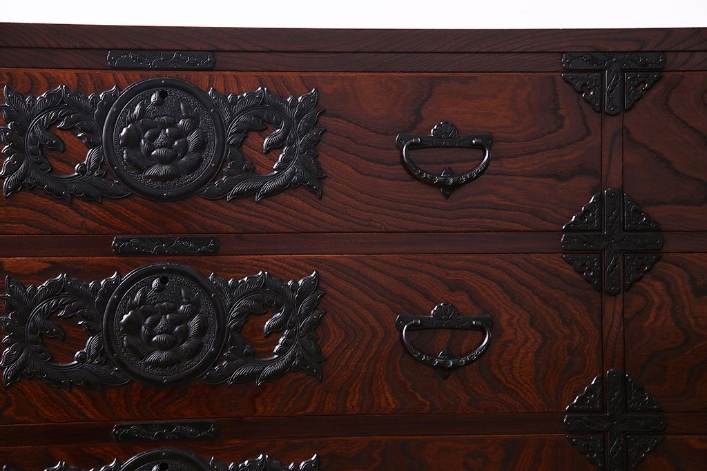 中古　伝統民芸家具　岩谷堂　181　牡丹紋様の南部鉄器金具が存在感を放つチェスト(ローボード、衣装箪笥)(定価48万円)(R-030346)