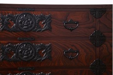 中古　伝統民芸家具　岩谷堂　181　牡丹紋様の南部鉄器金具が存在感を放つチェスト(ローボード、衣装箪笥)(定価48万円)(R-030346)