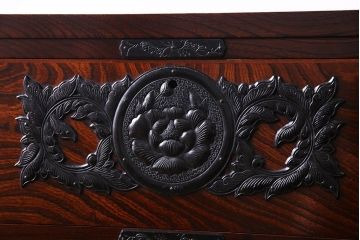 中古　伝統民芸家具　岩谷堂　181　牡丹紋様の南部鉄器金具が存在感を放つチェスト(ローボード、衣装箪笥)(定価48万円)(R-030346)
