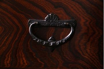 中古　伝統民芸家具　岩谷堂　181　牡丹紋様の南部鉄器金具が存在感を放つチェスト(ローボード、衣装箪笥)(定価48万円)(R-030346)