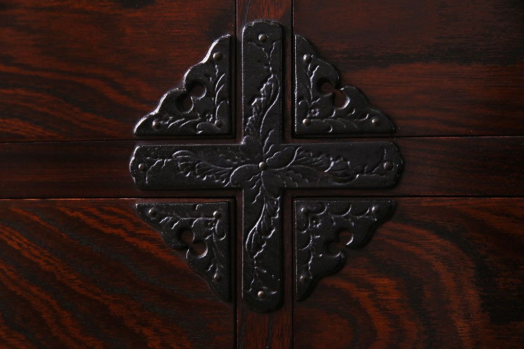 中古　伝統民芸家具　岩谷堂　181　牡丹紋様の南部鉄器金具が存在感を放つチェスト(ローボード、衣装箪笥)(定価48万円)(R-030346)