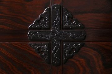 中古　伝統民芸家具　岩谷堂　181　牡丹紋様の南部鉄器金具が存在感を放つチェスト(ローボード、衣装箪笥)(定価48万円)(R-030346)