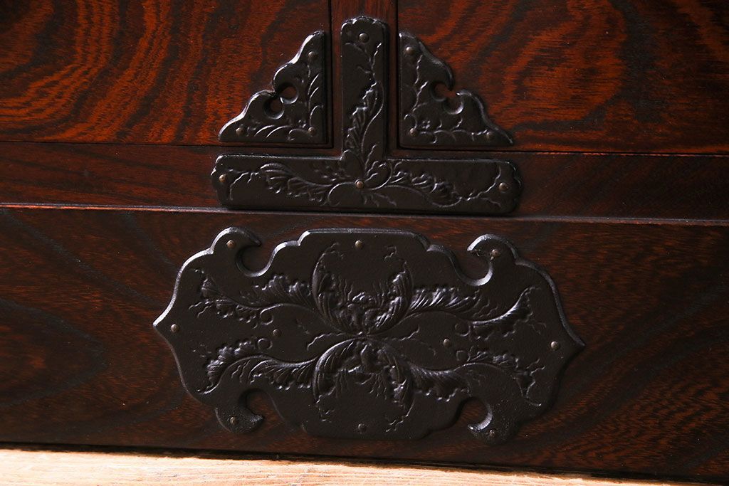 中古　伝統民芸家具　岩谷堂　181　牡丹紋様の南部鉄器金具が存在感を放つチェスト(ローボード、衣装箪笥)(定価48万円)(R-030346)