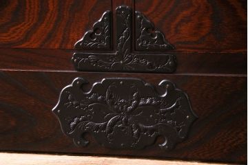 中古　伝統民芸家具　岩谷堂　181　牡丹紋様の南部鉄器金具が存在感を放つチェスト(ローボード、衣装箪笥)(定価48万円)(R-030346)