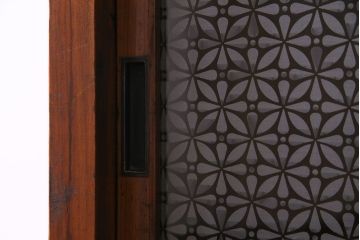 アンティーク家具　大正ロマン　リメイク　花菱模様ガラスがアクセントのキャビネット(戸棚、収納棚)(R-030351)