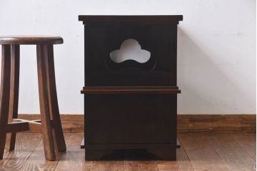 美品　漆塗り・梨地金蒔絵　松竹鶴の図　繊細な意匠が高級感を漂わせる飾り棚(茶棚)(R-030358)