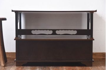 美品　漆塗り・梨地金蒔絵　松竹鶴の図　繊細な意匠が高級感を漂わせる飾り棚(茶棚)(R-030358)