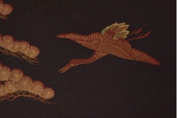美品　漆塗り・梨地金蒔絵　松竹鶴の図　繊細な意匠が高級感を漂わせる飾り棚(茶棚)(R-030358)
