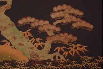 美品　漆塗り・梨地金蒔絵　松竹鶴の図　繊細な意匠が高級感を漂わせる飾り棚(茶棚)(R-030358)