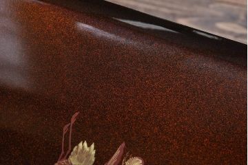 美品　漆塗り・梨地金蒔絵　松竹鶴の図　繊細な意匠が高級感を漂わせる飾り棚(茶棚)(R-030358)