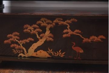 美品　漆塗り・梨地金蒔絵　松竹鶴の図　繊細な意匠が高級感を漂わせる飾り棚(茶棚)(R-030358)